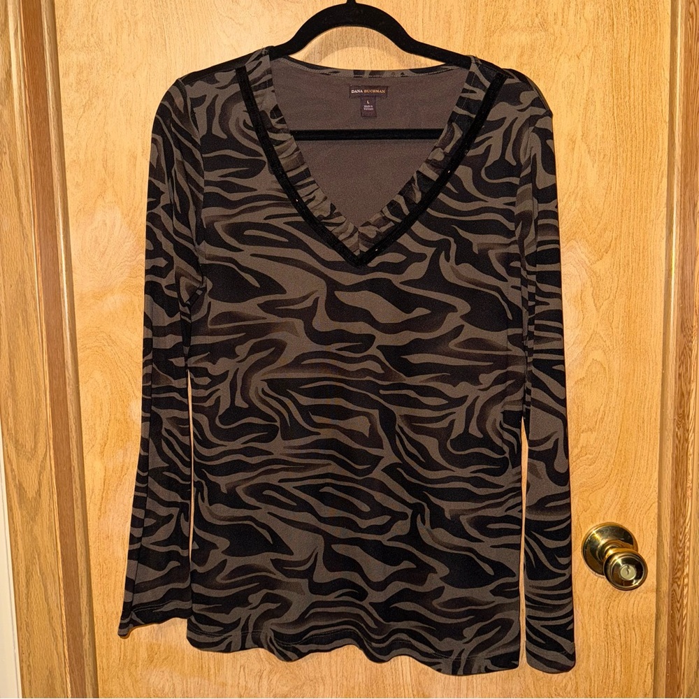 Dana Buchman Black and Gray Camouflage V-Neck Top Size Large